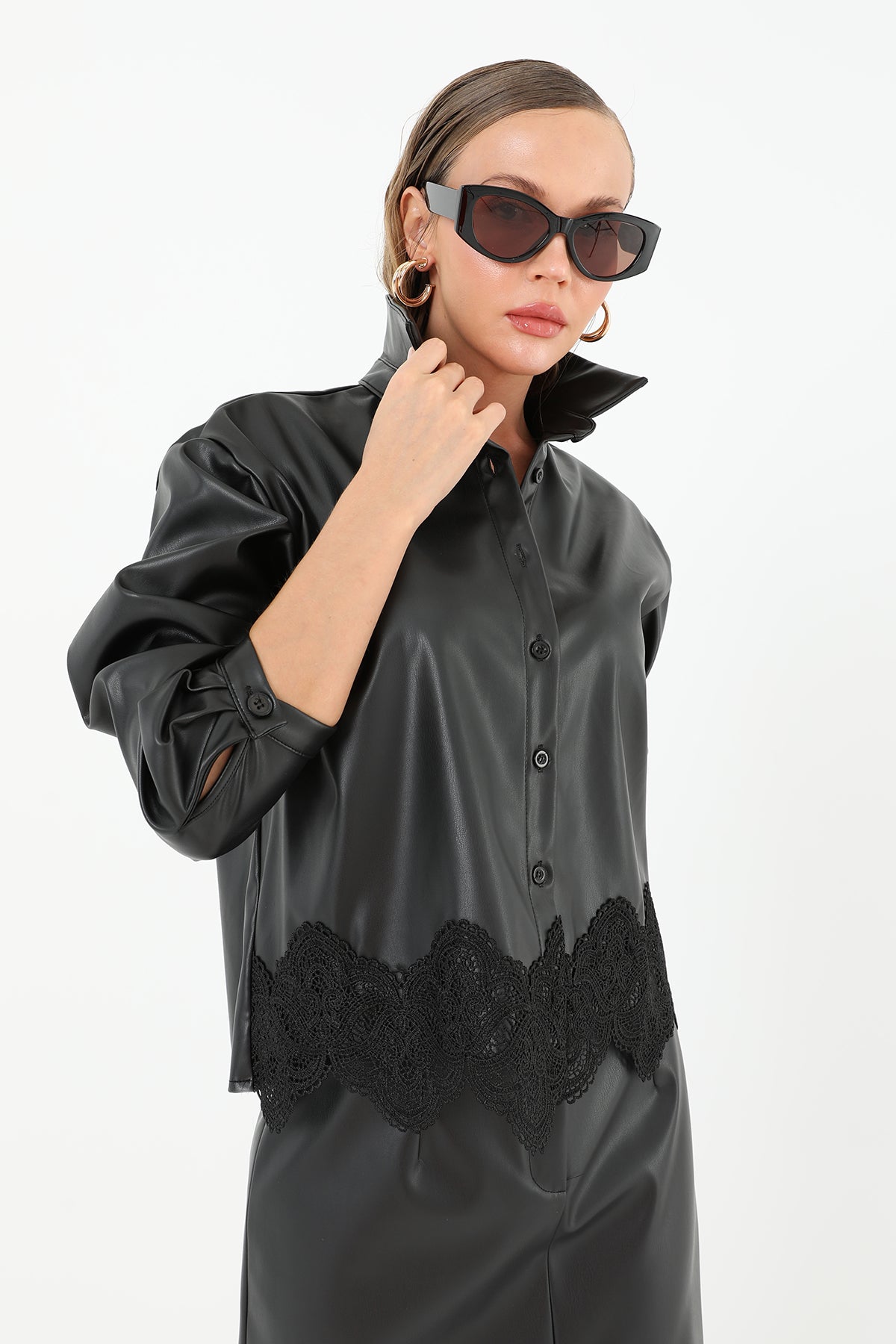 Kadın Etek Ucu Dantelli Deri Gömlek - 31970GML