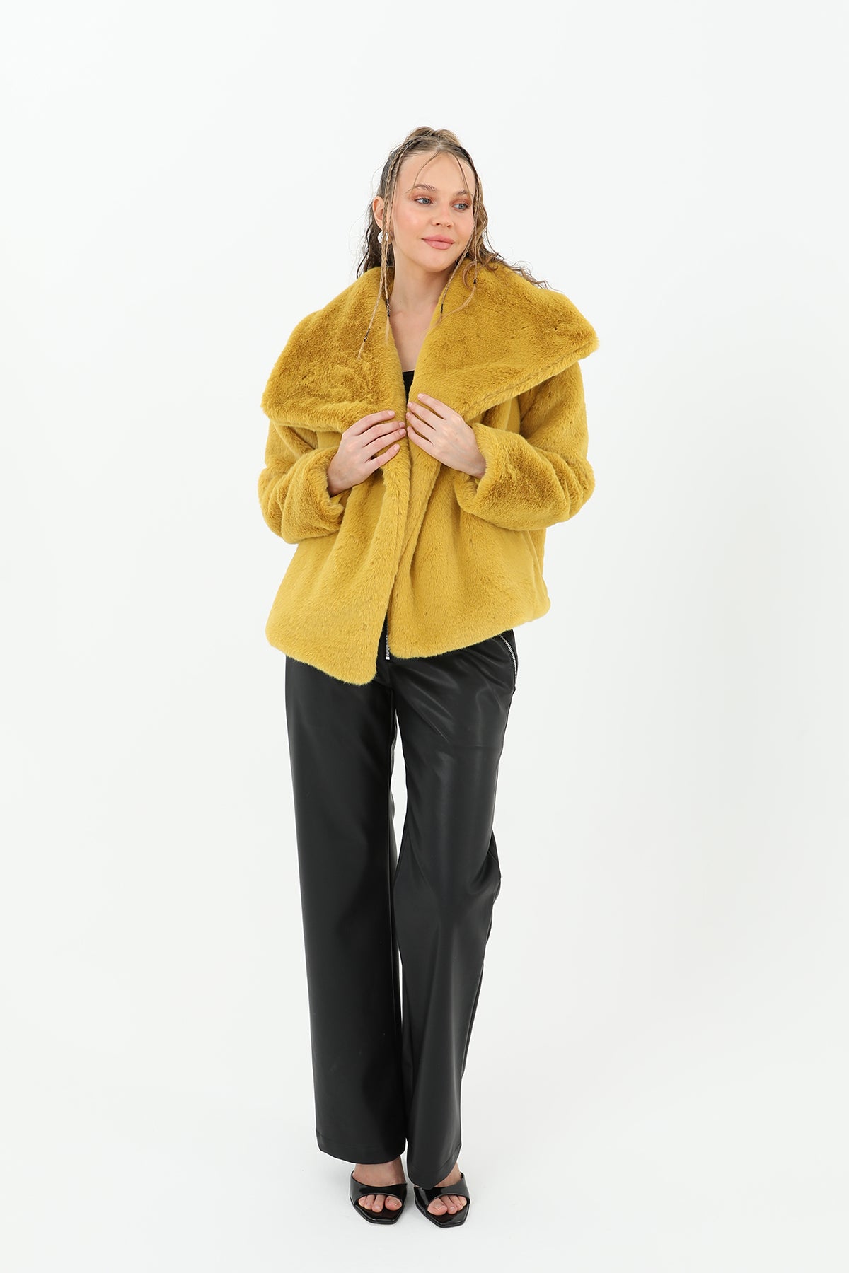 Kadın Yumuşak Tüylü Kısa Kaban- 32099KBN