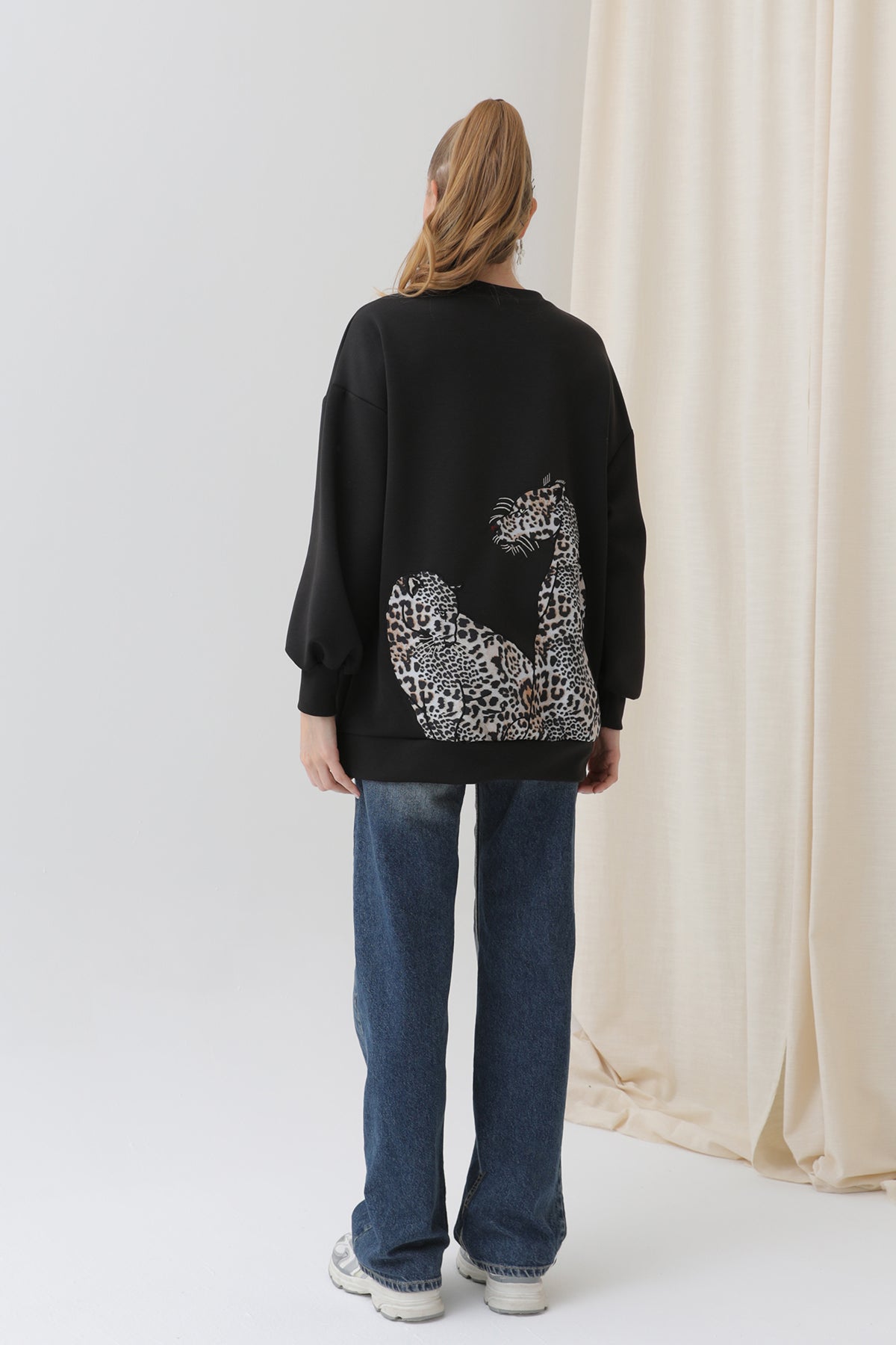 Kadın Arkası Leopar Detaylı Sweatshirt-32112SWT