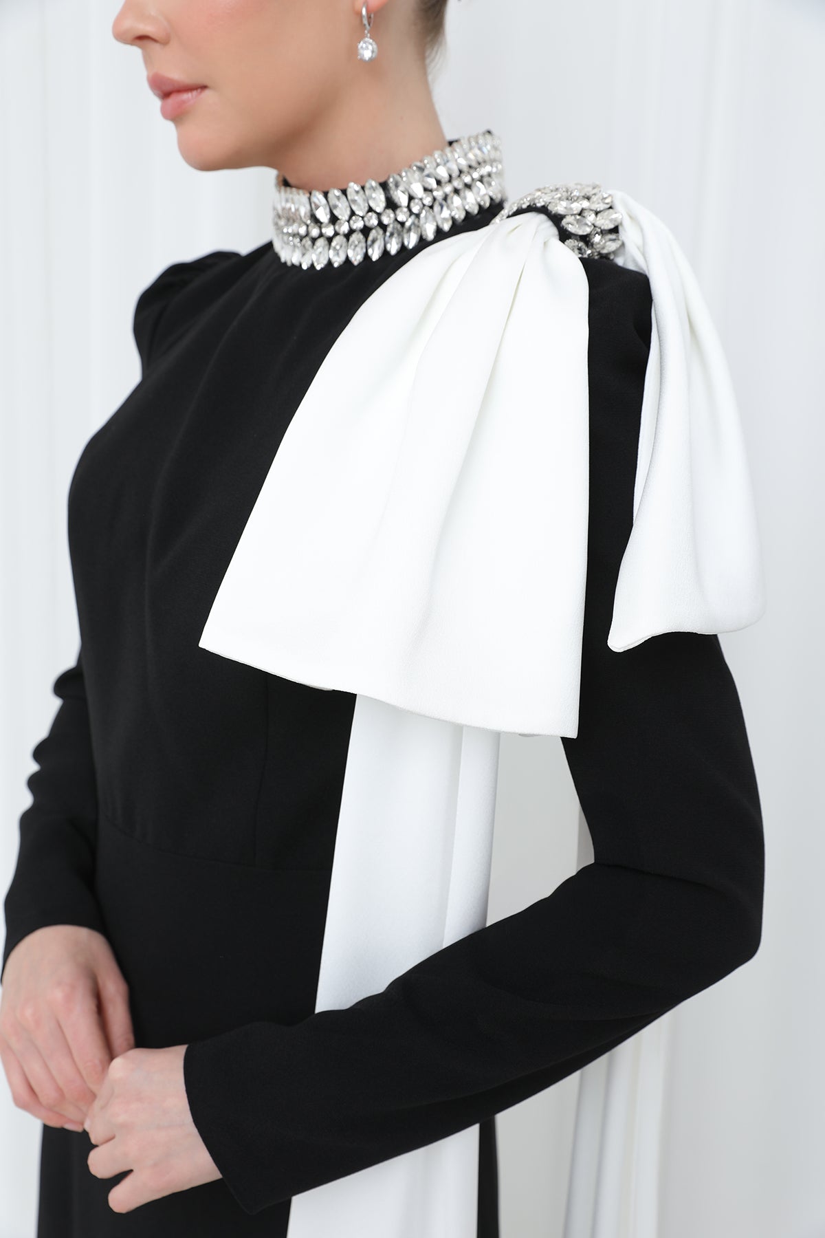 Kadın İnci Yaka Detaylı Fiyonk Aksesuarlı Tesettür Abiye Elbise-17300ELB