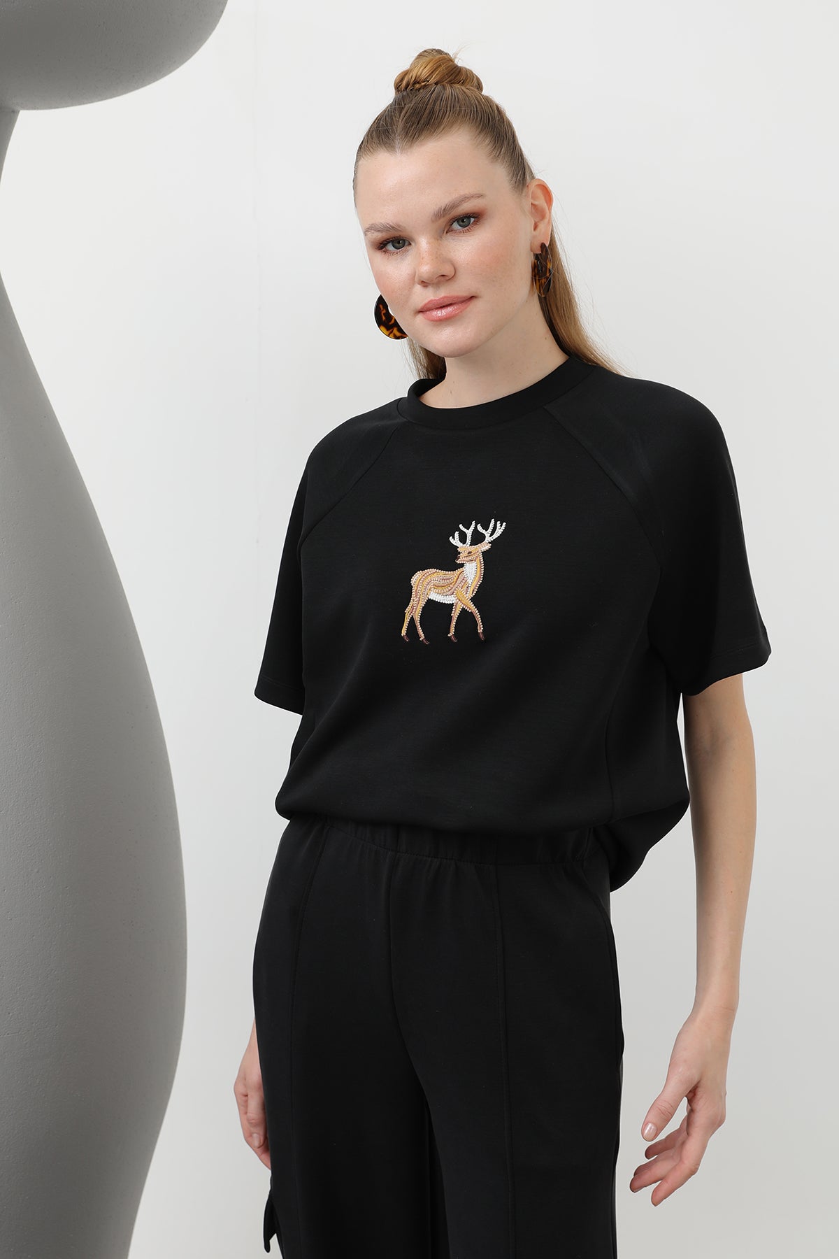 Kadın Ön Geyik Nakışlı Tshirt - 32119TSH