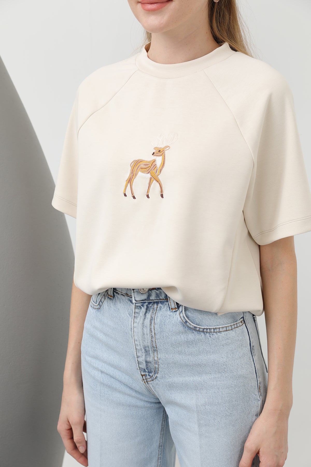 Kadın Ön Geyik Nakışlı Tshirt - 32119TSH