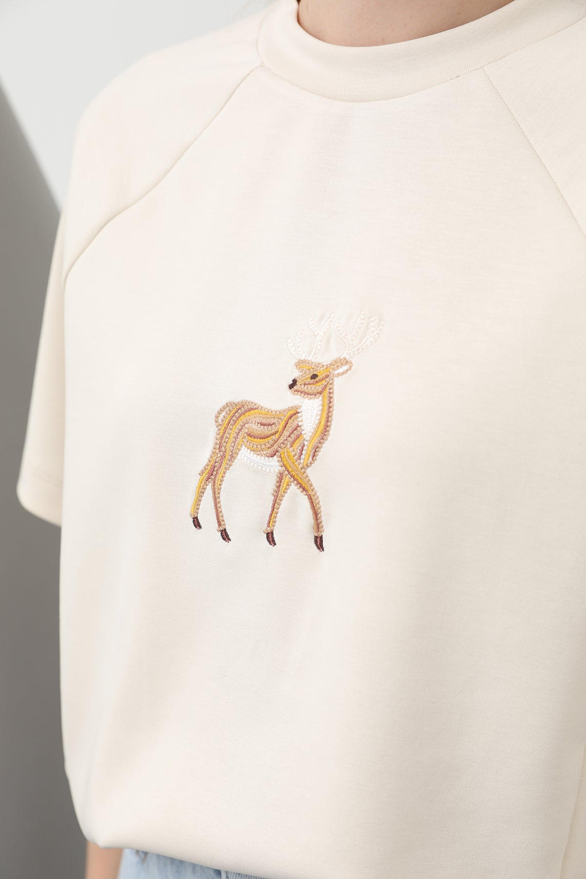 Kadın Ön Geyik Nakışlı Tshirt - 32119TSH