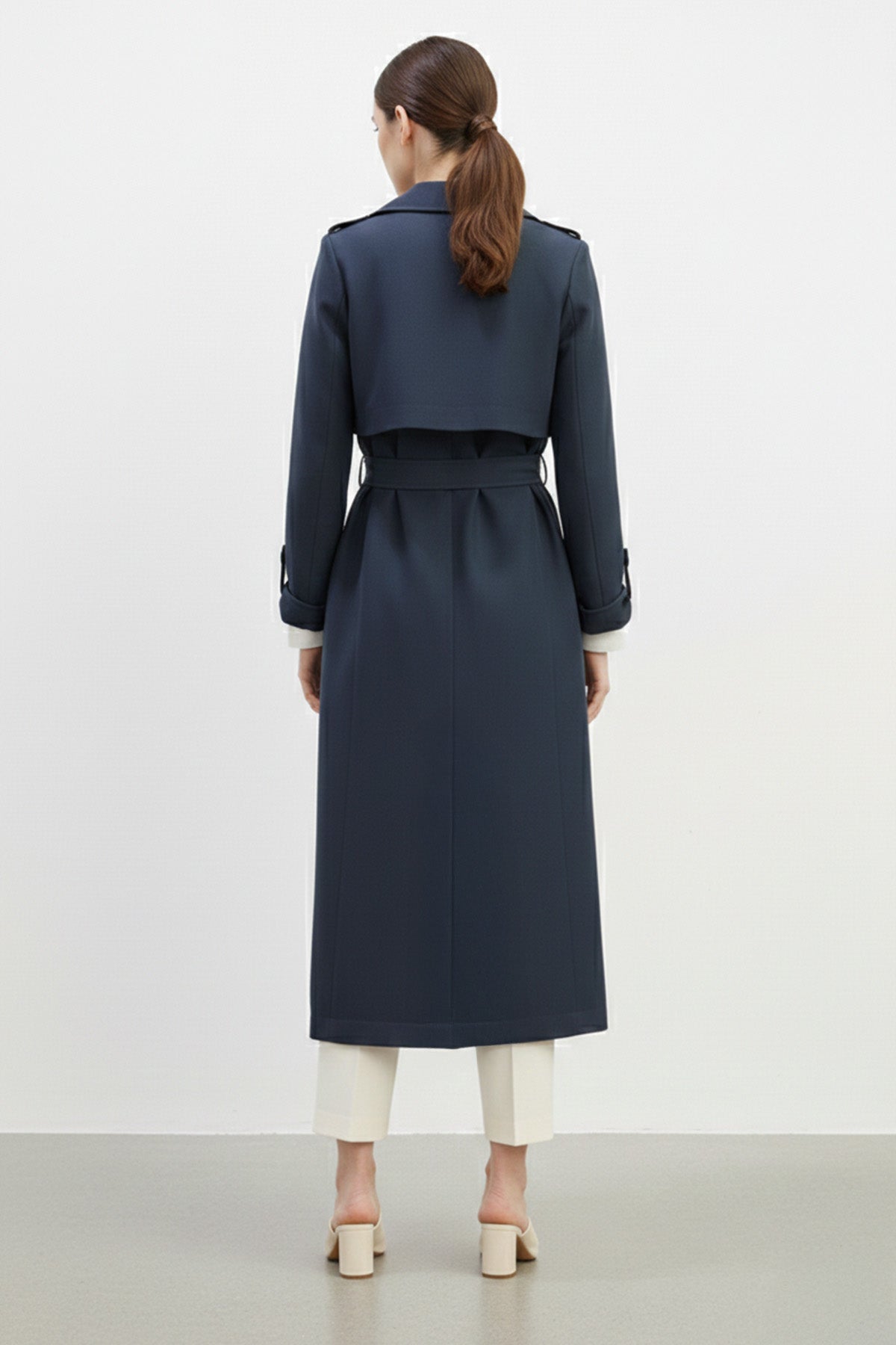Kadın Broş Detaylı Kemerli Midi Boy Trençkot-15250TRC