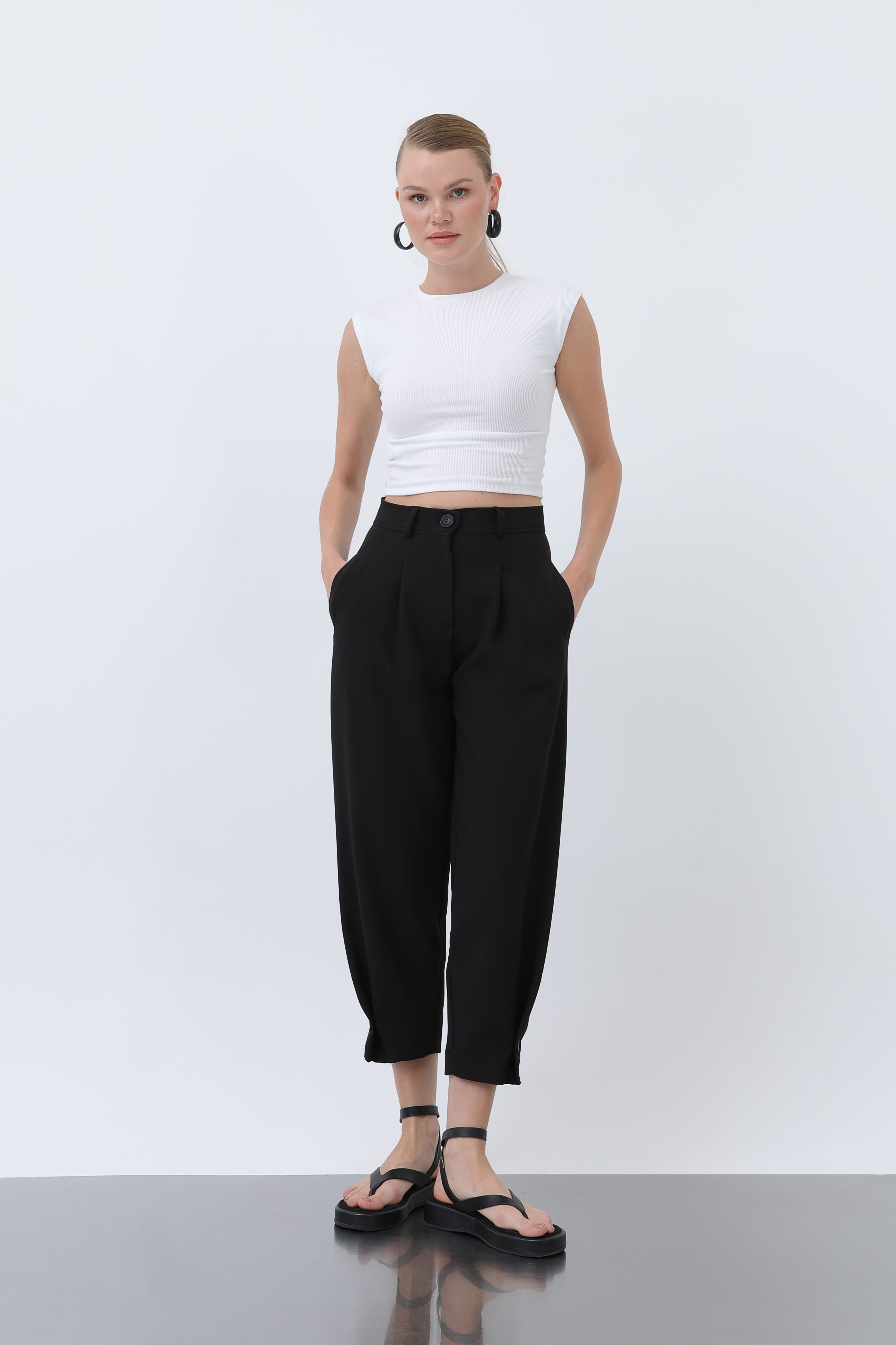 Kadın Önden Pleli Paçası Düğmeli Pantolon  - 18123PNT
