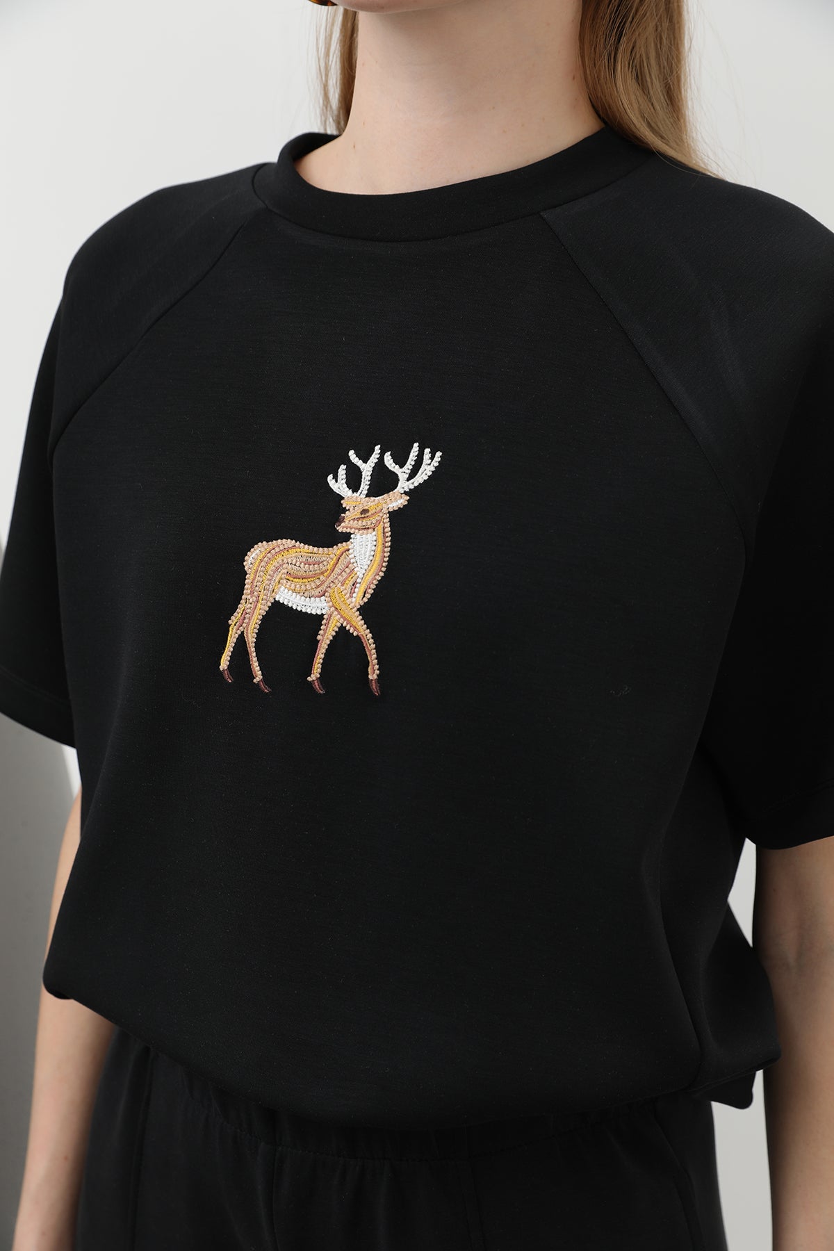 Kadın Ön Geyik Nakışlı Tshirt - 32119TSH