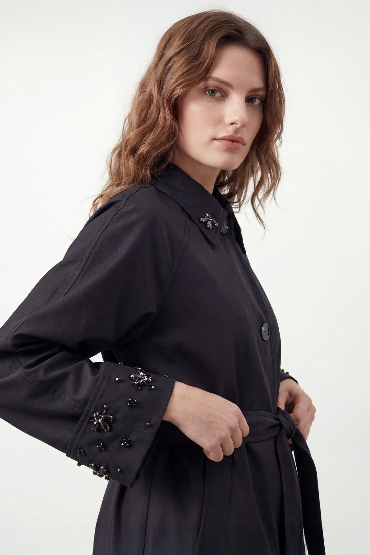 Kadın Yaka ve Kol İşlemeli Kuşaklı Trençkot – 15265TRC